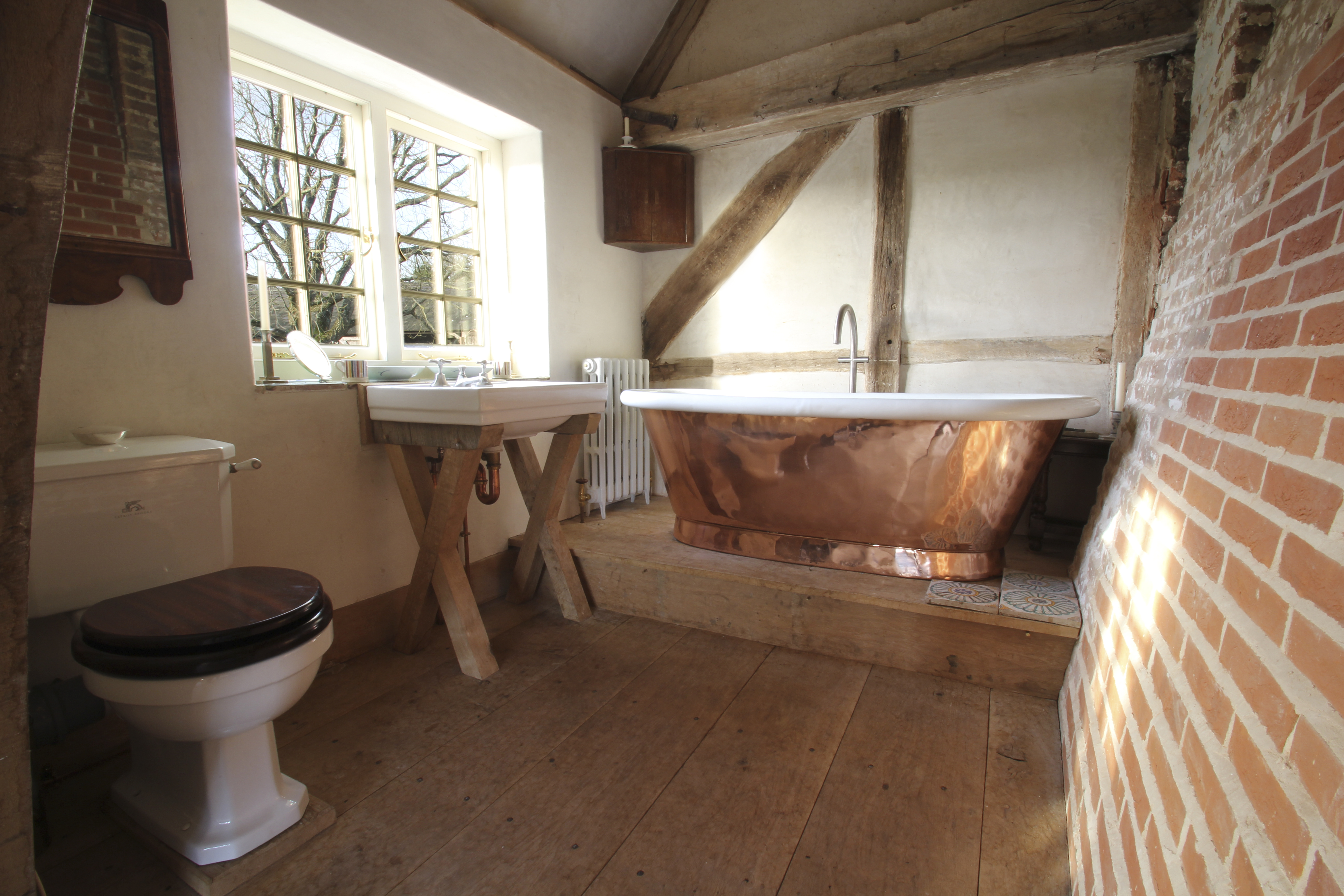 Freestanding roll top copper bathtub