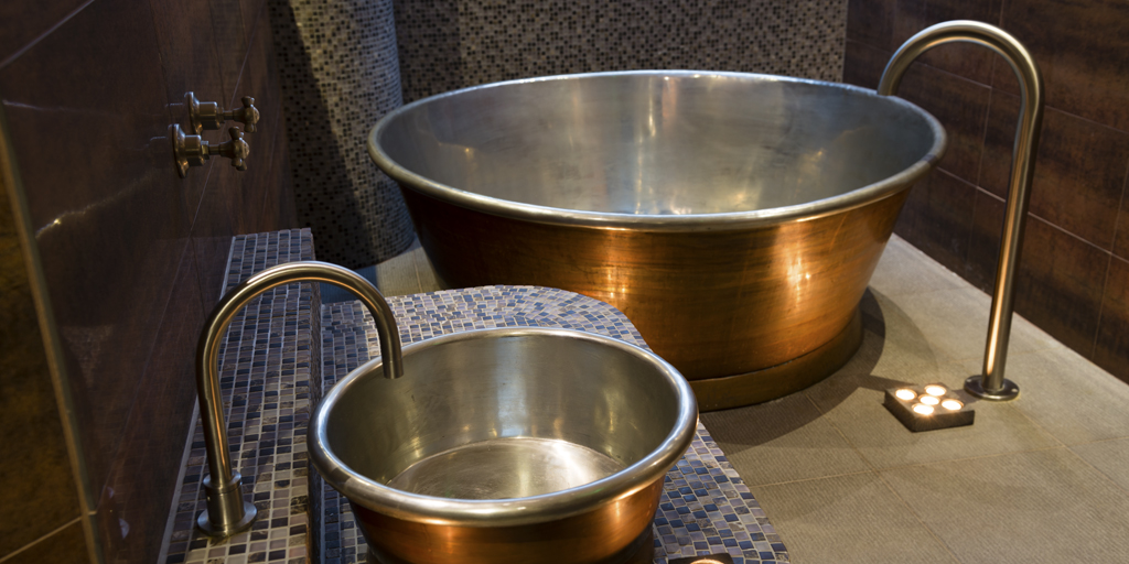 Large round copper bath