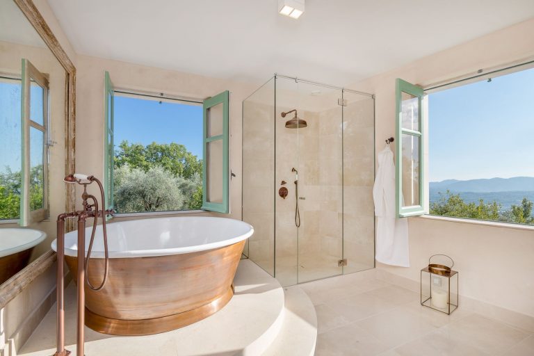 Patina Rotundus Bath with Enamel Interior